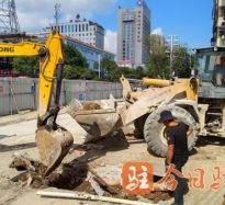 草逼逼网高温下的坚守｜道路建设者用汗水铺就畅通路